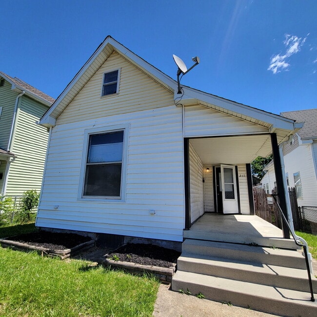 Building Photo - 4 bed w/ fence!