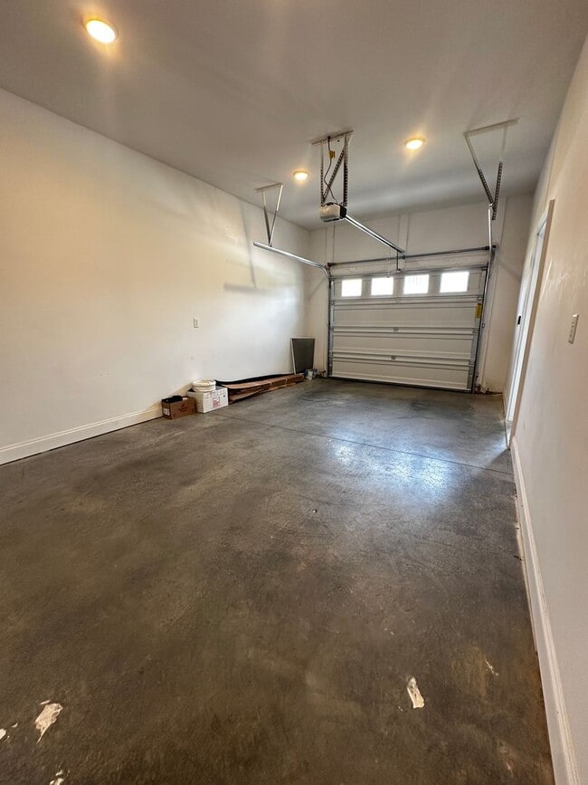 Photo - End Unit Townhouse for Rent in Crescent Ridge
