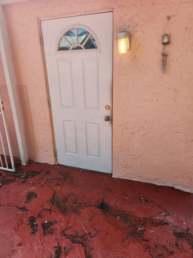 Building Photo - 5701 SW 107th Ave Unit Studio