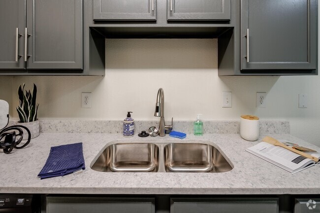 1BR, 1BA - 693SF