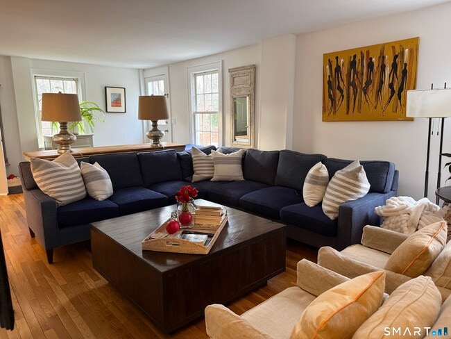 Photo - 174 Post Rd W