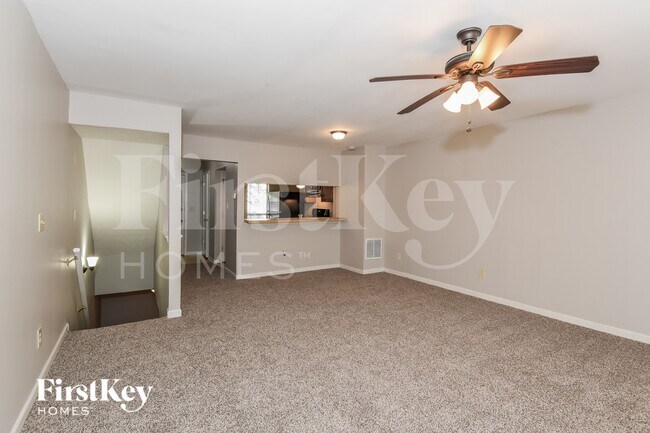 6582 Wellington Square