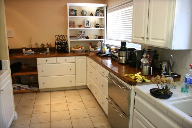 Photo - 5266 Lindley Ave