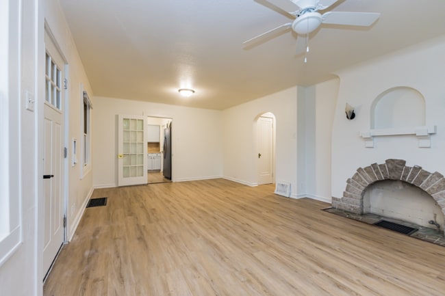 Photo - 4545 Calumet Ave