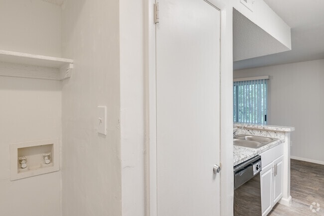 The Hub at 934 Apartments