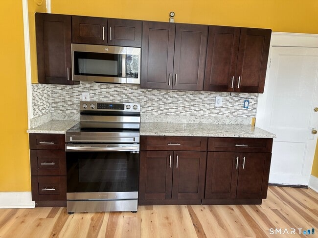 Building Photo - 18 Taylor St