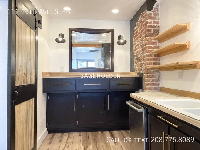 Building Photo - 111 16th Ave S Unit 7