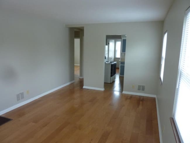 Photo - 3080 Steele Ave