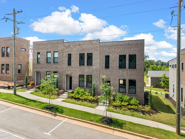 Photo - 296 College St