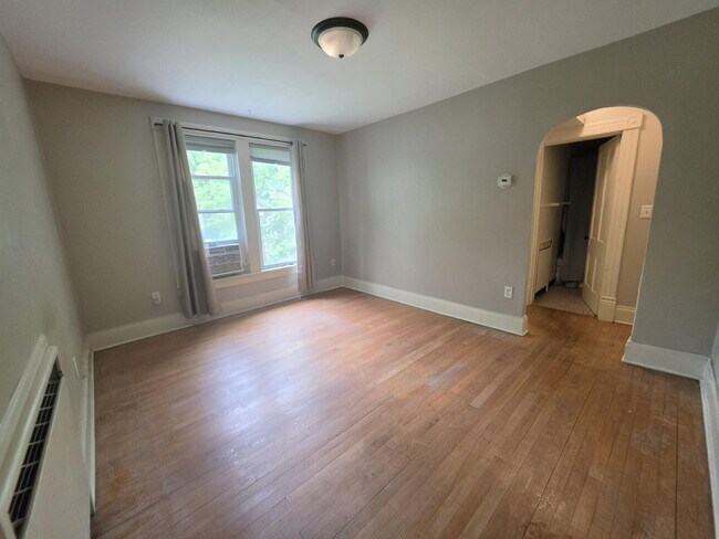 Bright 1 Bedroom Upper Unit Near UWEC, Water Street & Mayo Clinic – Available August 1st
