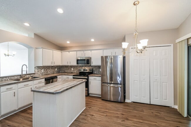 3306 Lake Effie Ct N
