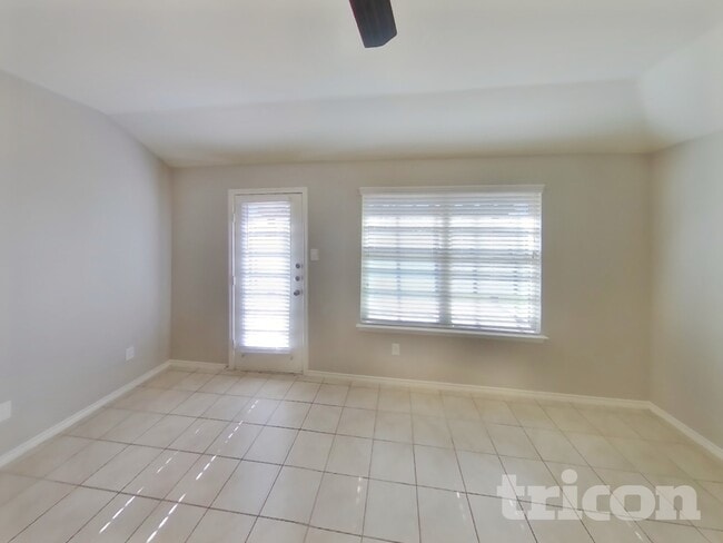 Photo - 2060 Brisbon St