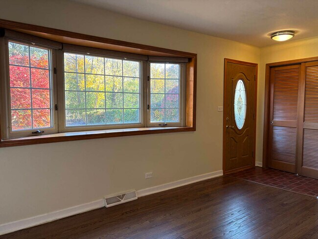 Photo - 558 Green Bay Rd