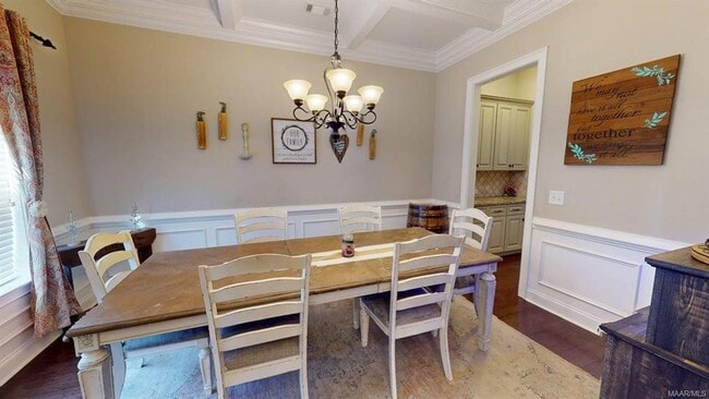 Photo - 440 Sydney Dr N