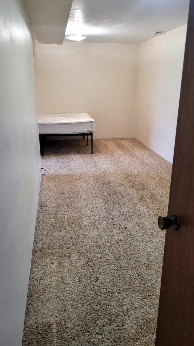 Photo - 1089 300 W