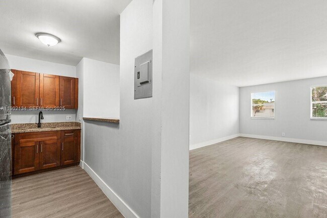 Building Photo - 1530 Crescent Cir Unit 8