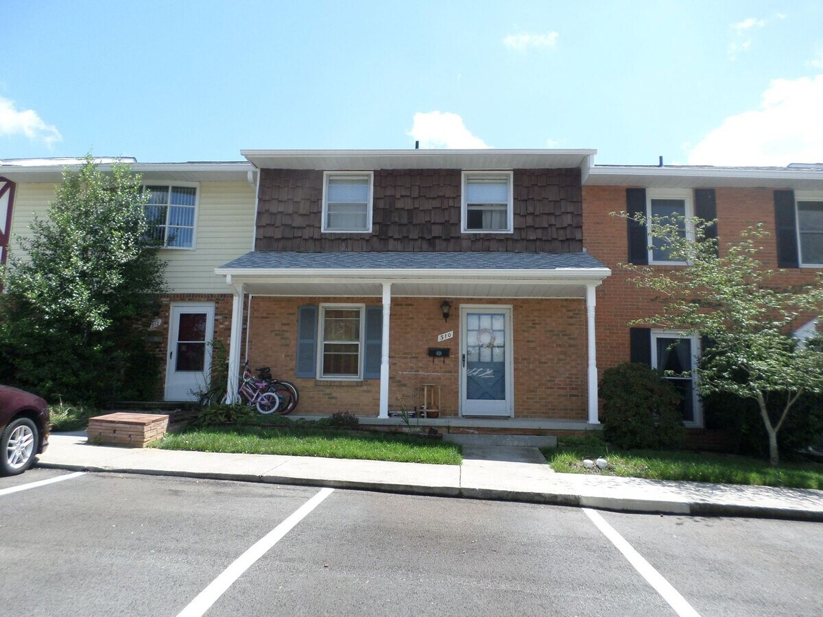 3 Bedroom 1 full and 2 Half Bath Townhouse - 3 Bedroom 1 full and 2 Half Bath Townhouse