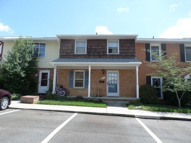 Building Photo - 3 Bedroom 1 full and 2 Half Bath Townhouse