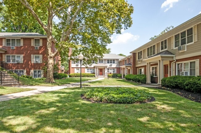 Royal Court Apartments, LLC