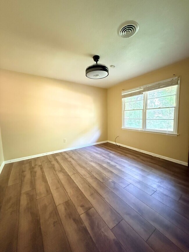 Photo - 4 Bed / 2 Bath Spacious Home – Perfect for Families or Roommates