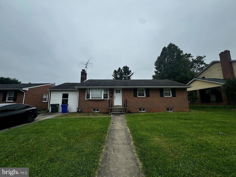 Photo - 704 Northside Dr House
