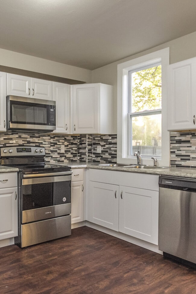 Photo - 5 Bedrooms, 2 Bathrooms - Near Drake