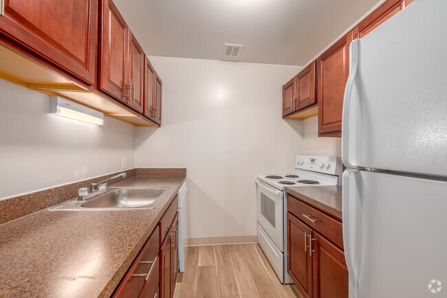 1BR, 1BA - 600SF - Kitchen - Hummingbird Pointe & The Gardens