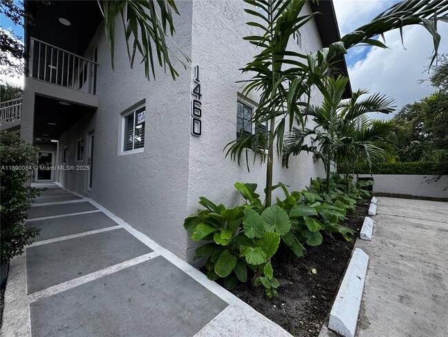 Building Photo - 1460 SW 24th Ct Unit 1