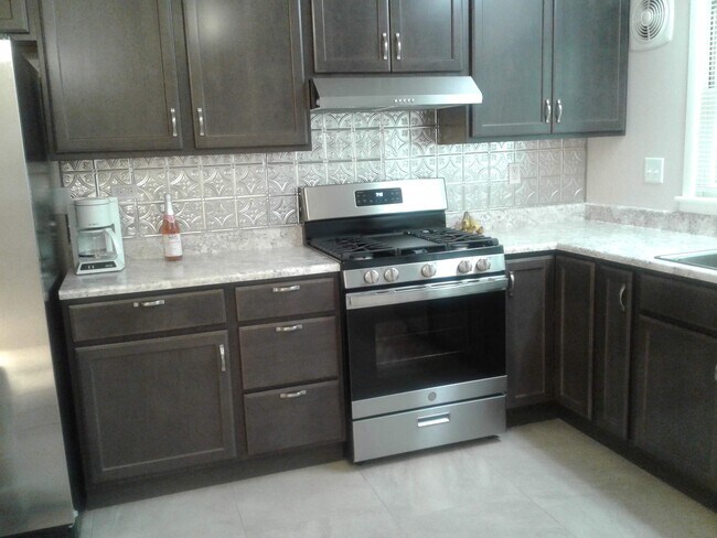 Kitchen with Gas Stove - 1440 Bonforte Blvd