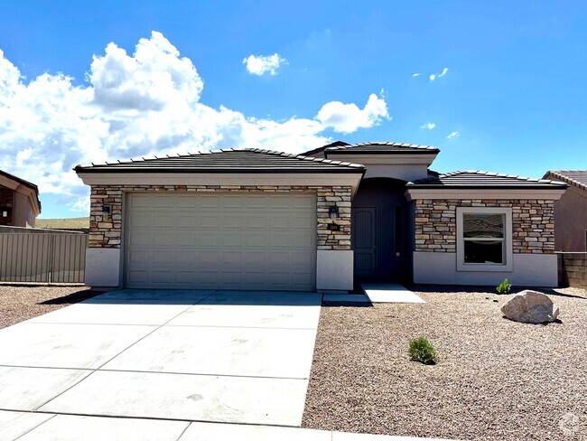 Building Photo - Beautiful 3 Bedroom Home! *HOME IS CURRENT...