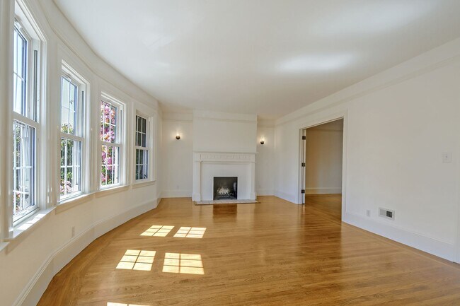 Photo - 3217-21 Gough Street Apartments Unidad 3221