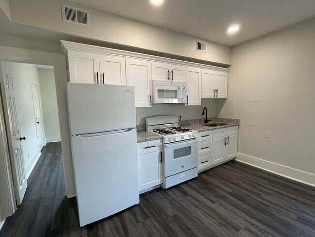 Photo - Corner Unit Overlooking Downtown Umatilla Granite Counters Unidad 11-203