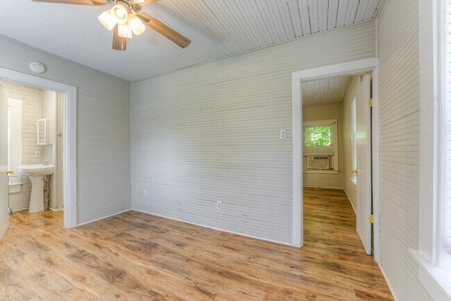 "Charming 1-Bedroom with Hardwood Floors i... - "Charming 1-Bedroom with Hardwood Floors i... Apartment