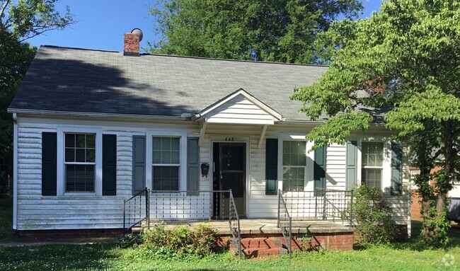 Building Photo - Quaint 2 Bedroom 1 Bath Close Proximity to... Rental