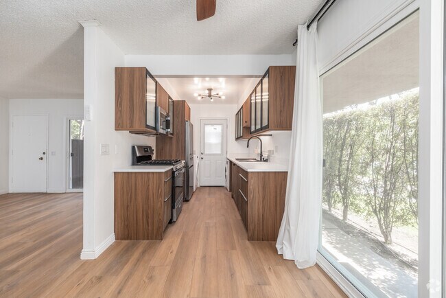 1BR, 1BA - 700SF - Kitchen
