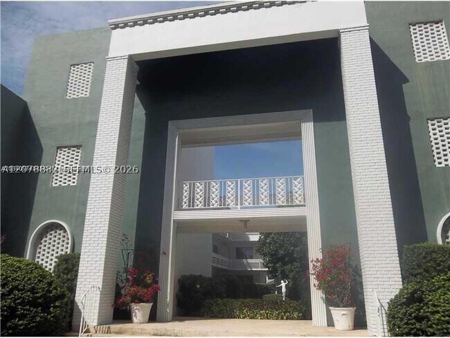 Building Photo - 9920 Collins Ave Unit 7