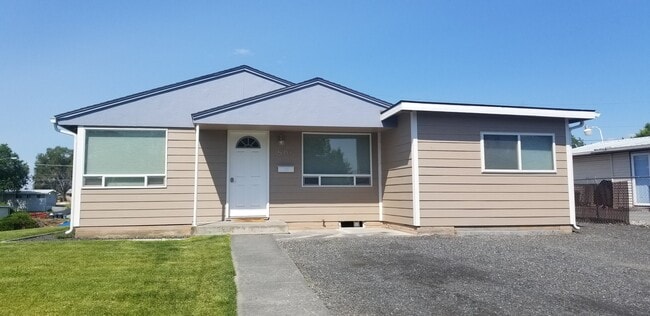 Photo - FURNISHED- 3 bed 2 bath single car detached garage, large lot Lawn care included