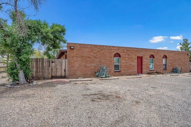 Building Photo - AVAILABLE NOW! Unit 3052 Edith