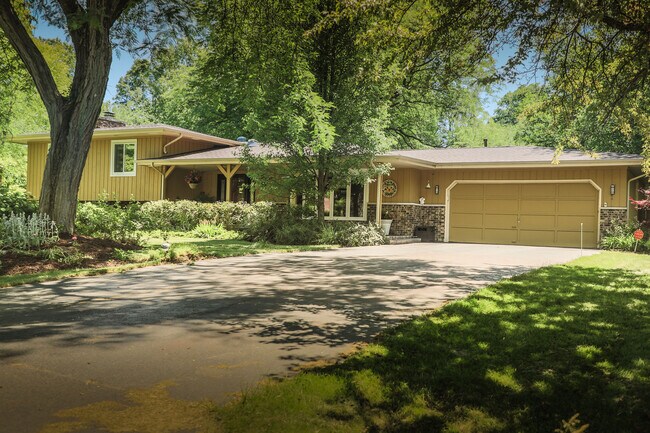 Spacious lot - 28W461 Juanita Dr