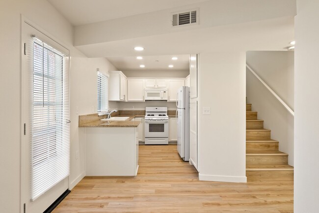 Building Photo - 2 Bedroom 1.5 Bath townhouse with private balcony and 2 car garage Unit 3368 #1