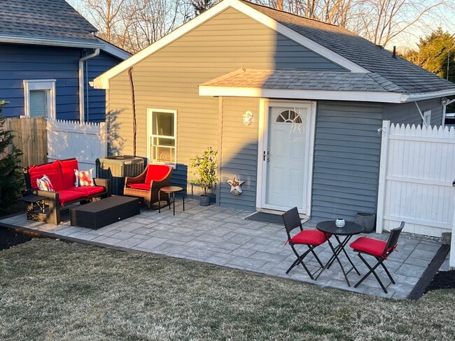 Mmmmmmmm - 749 1st St Unit Rear Cottage