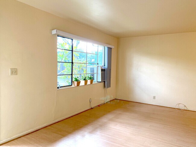 Livingroom widow over see the whole complex - 2557 Nina St