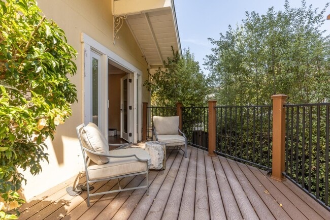 Photo - 977 Continental Dr