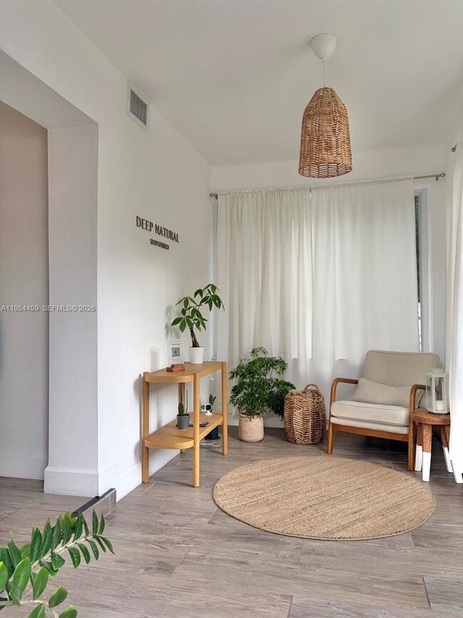 Building Photo - 555 NE 70th St Unit 1st floor