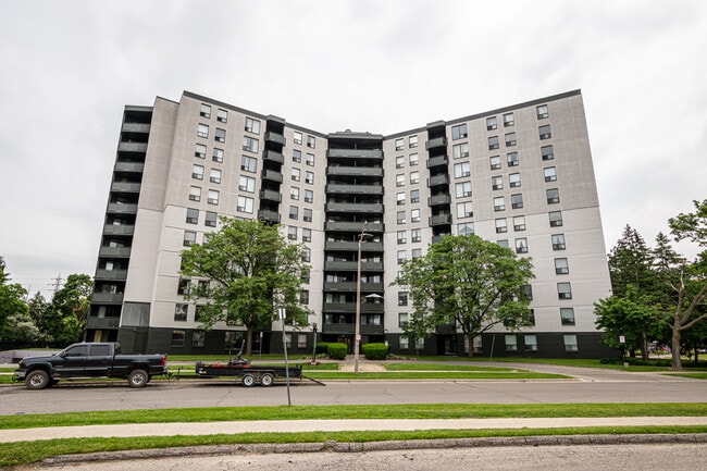 Building Photo - 10 Highland Crescent