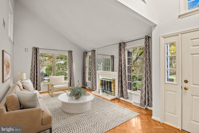 Photo - 1913 Meadow Ln