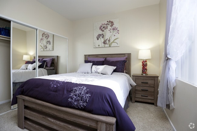 2BR, 2BA - 1033 SF