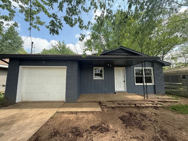 Building Photo - AVAILABLE NOW! 3 bed 1 bath with 1 car attached garage