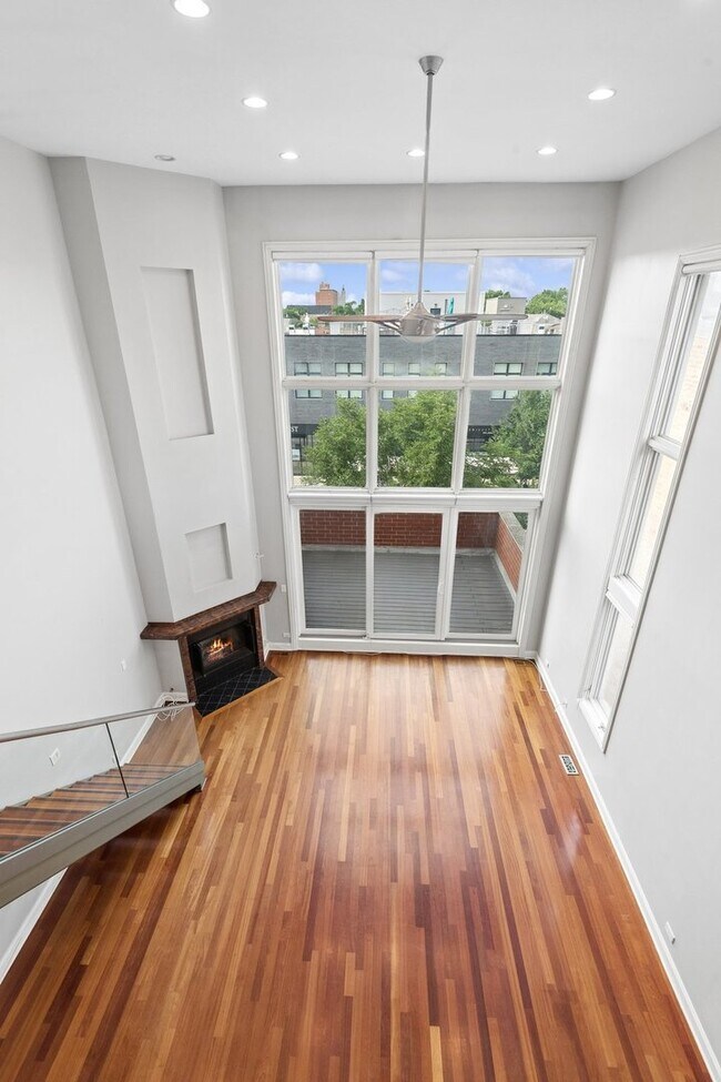 Photo - 1151 N Damen Ave
