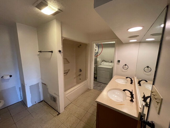 Building Photo - 911 Arlington Ave Unit 911